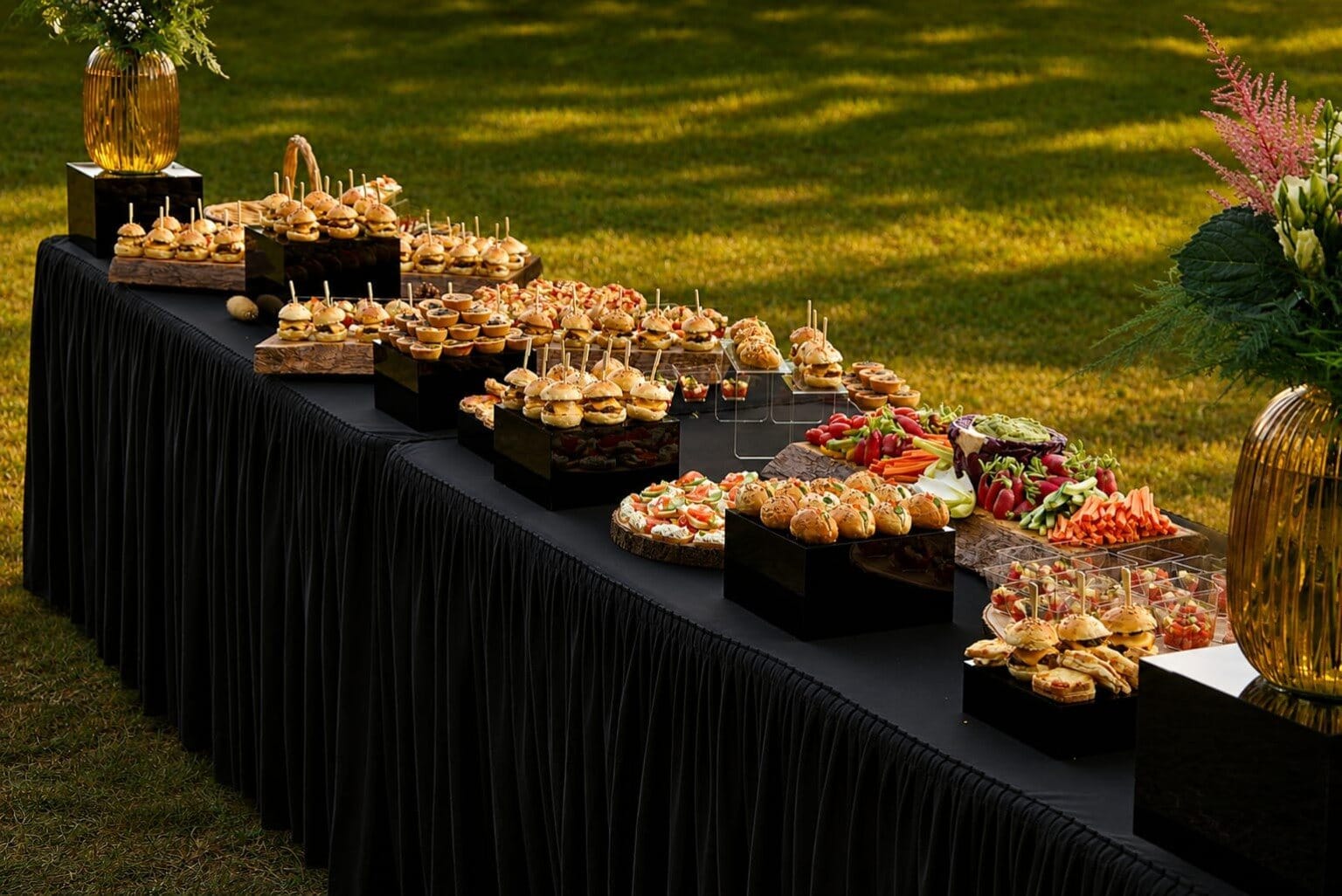 Grand buffet de réception en plein air signé Clairement Délicieux